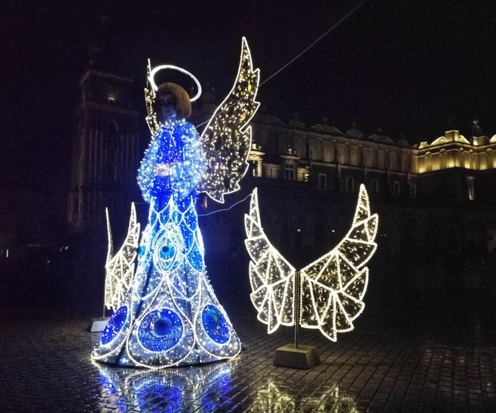 Na krakowskim Rynku pojawiły się już pierwsze świąteczne iluminacje