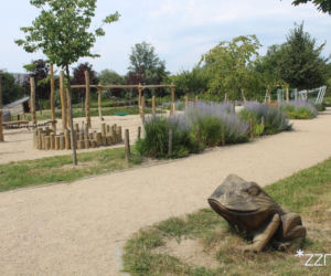 Park na osiedlu Tysiąclecia na rodzinne wyjście. Plac zabaw i altana z wierzby