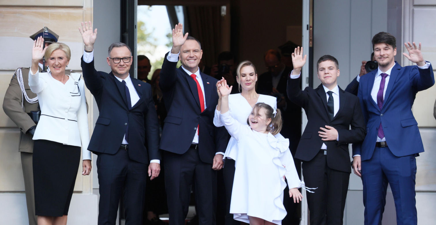 Przejście do Pałacu Prezydenckiego. Pierwsza dama się przebrała 