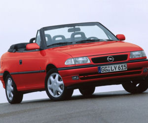 Opel Astra Cabrio: 4 osobowy pojazd budowany na bazie Astry F w latach 1993-2002. Pod maskę wkładano silniki o mocach od 71 KM do 115 KM. Ceny za jeżdżące egzemplarze to nawet 3 tys. zł.