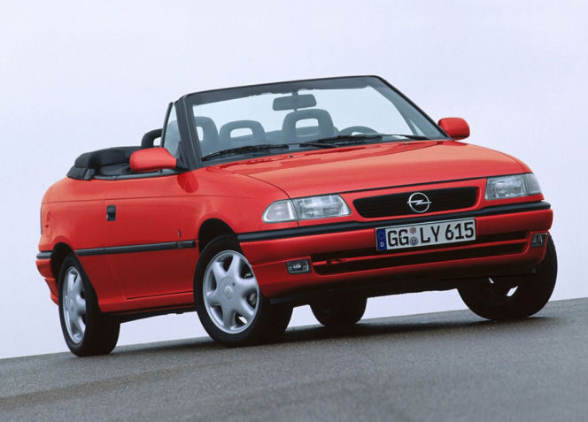 Opel Astra Cabrio: 4 osobowy pojazd budowany na bazie Astry F w latach 1993-2002. Pod maskę wkładano silniki o mocach od 71 KM do 115 KM. Ceny za jeżdżące egzemplarze to nawet 3 tys. zł.