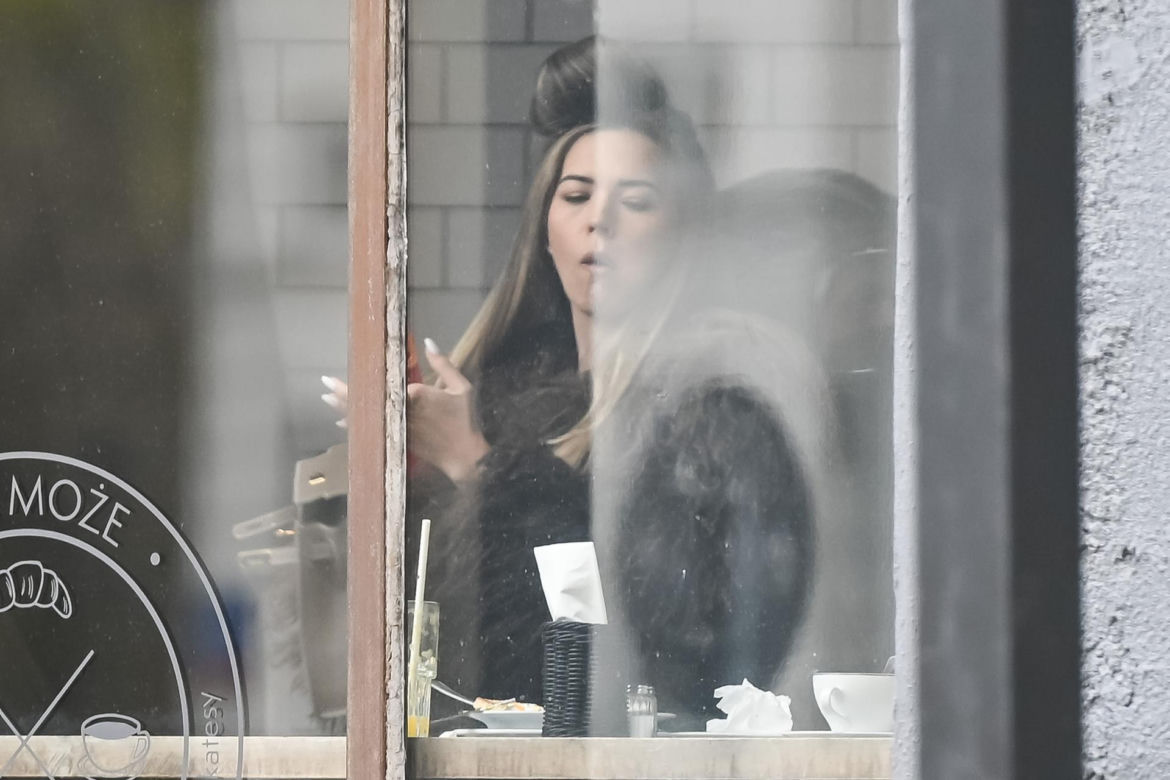 Sandra Kubicka w wałku na głowie
