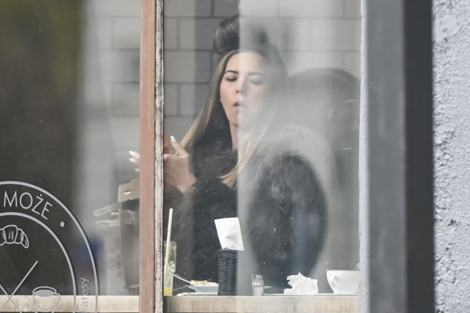 Sandra Kubicka w wałku na głowie