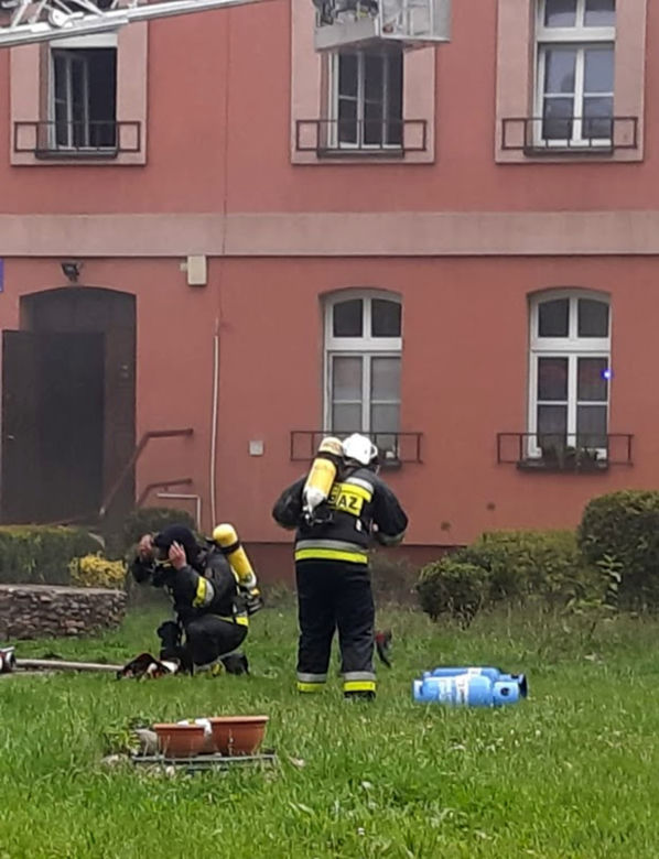 Pożar Wierzbica Dolna. Płonie poddasze trzypiętrowego budynku