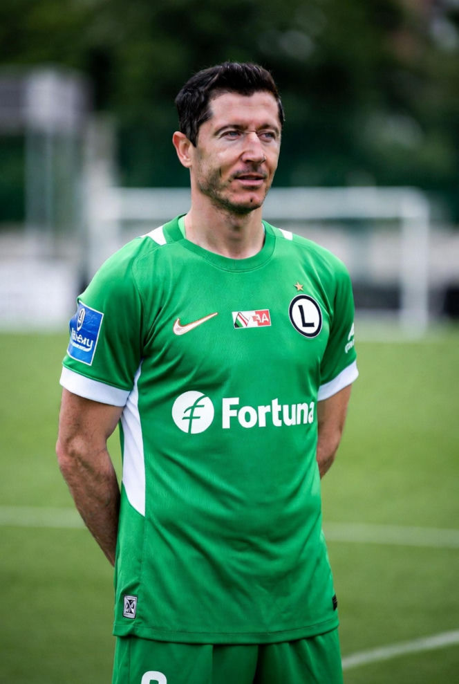 Robert Lewandowski w koszulkach różnych klubów