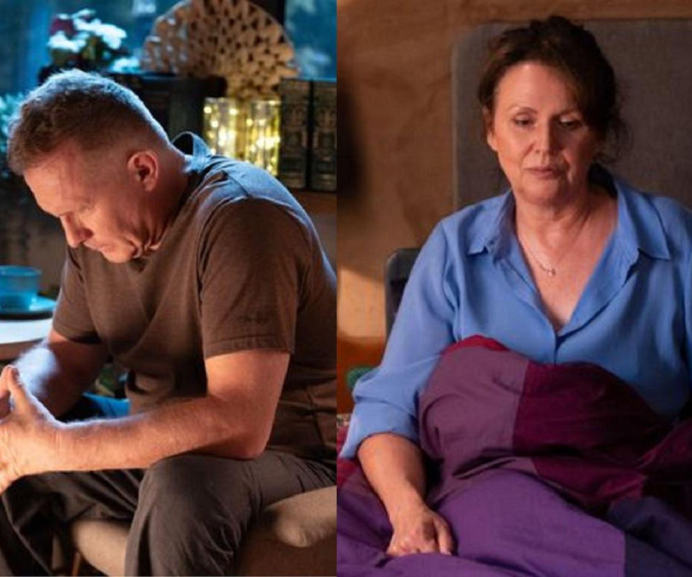 Artur Rogowski (Robert Moskwa) i Marysia Rogowska (Małgorzata Pieńkowska) z M jak miłość siedzą w osobnych pomieszczeniach, pogrążeni w zadumie. Artur ma zmartwioną minę, Marysia siedzi w łóżku pod kołdrą. To zdjęcie ilustruje dramatyczny moment, kiedy Artur dowie się, że Agnes jest jego córką, co będzie dla niego wstrząsem, a szczegóły znajdziesz na Super Seriale.