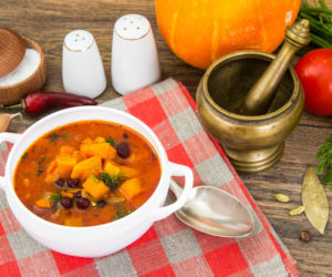 Zupa z dyni hokkaido z czerwoną fasolą i pomidorami