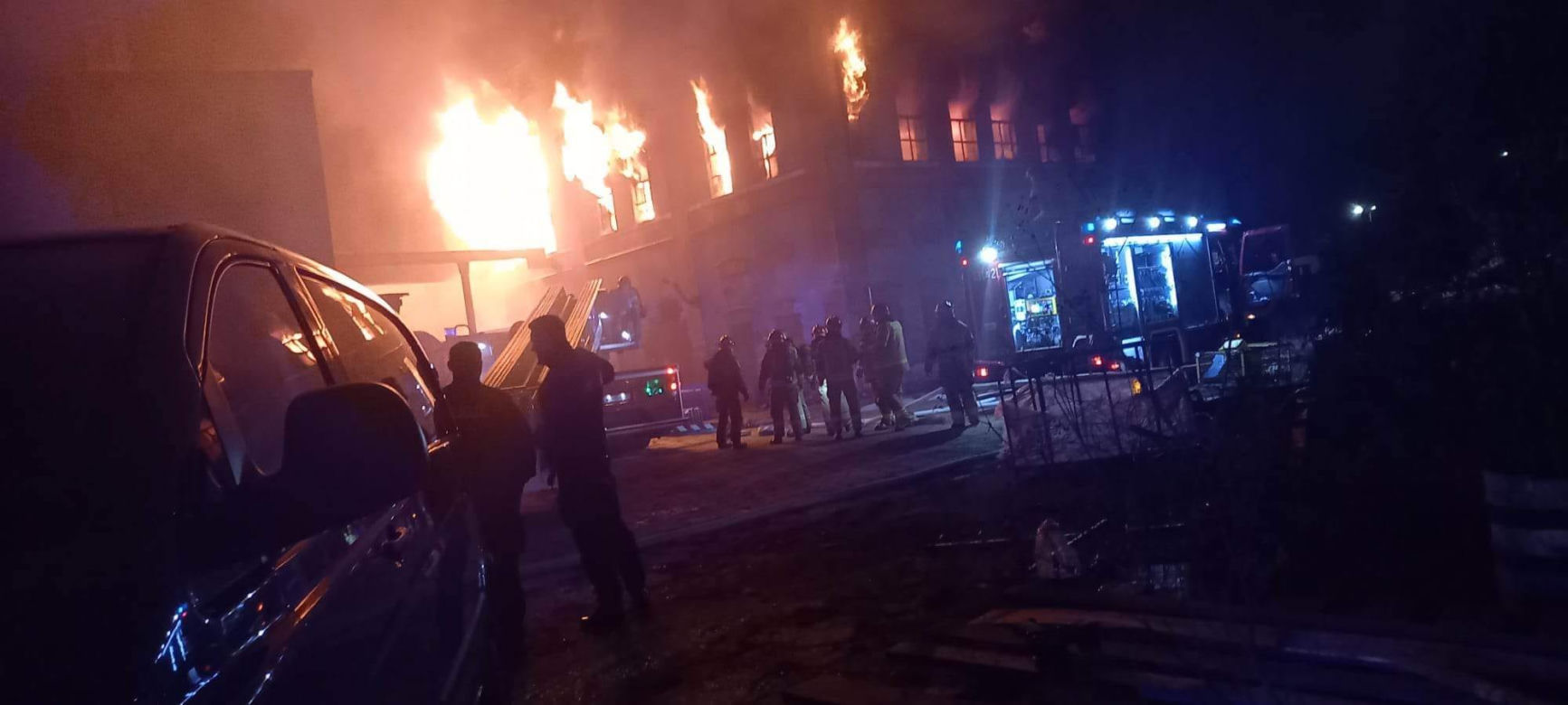 Gigantyczny pożar hali produkcyjnej zakładu w Radomiu. W akcji brało udział 16 zastępów straży pożarnej