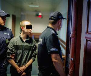 Mateusz rzucił monetą. Wypadł orzeł, więc udusił Wiktorię