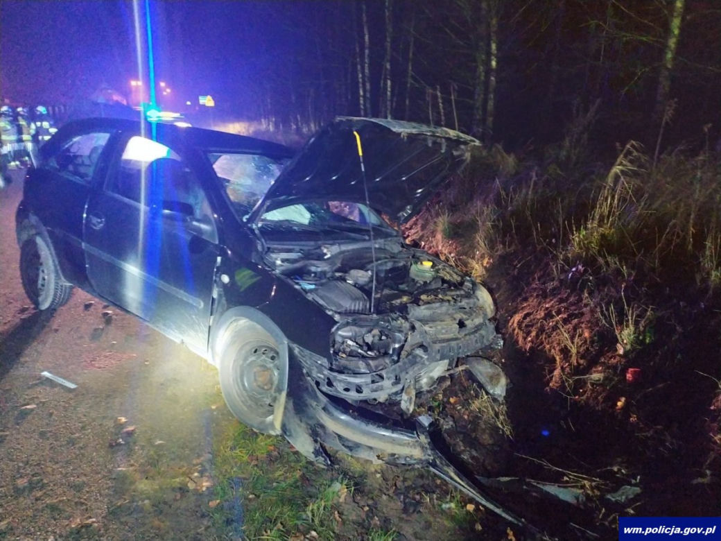 Kierowca Opla podróż zakończył na skarpie