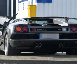 Maciej Musiał najpierw pieści auto, potem dziewczynę