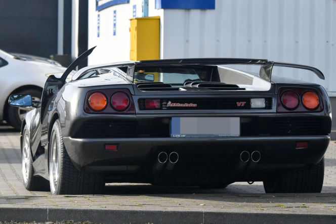 Maciej Musiał najpierw pieści auto, potem dziewczynę