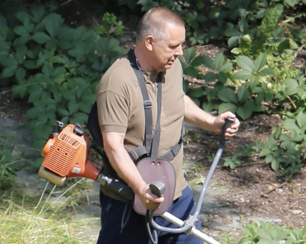 Marian Banaś podczas wiosennego koszenia trawy