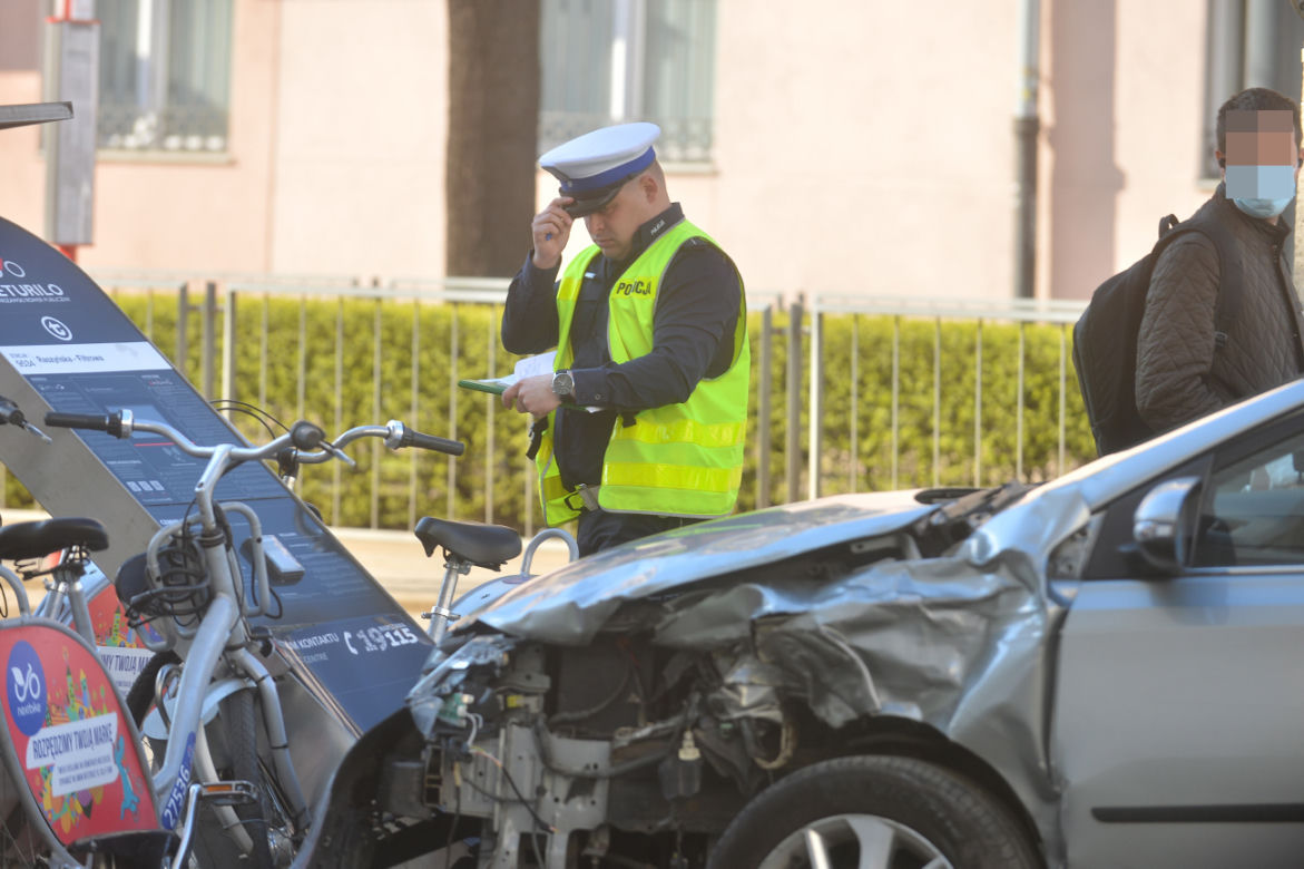 Policjanci badaja okoliczności zderzenia
