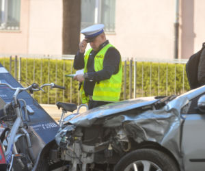 Kraksa na Filtrowej. Dwa auta zdemolowały stację Veturilo