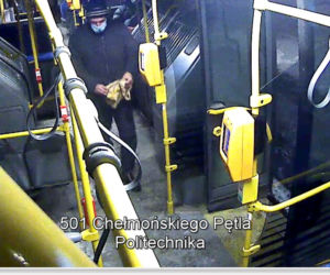 Ciął ostrym narzędziem siedzenia w autobusach. Szuka go policja