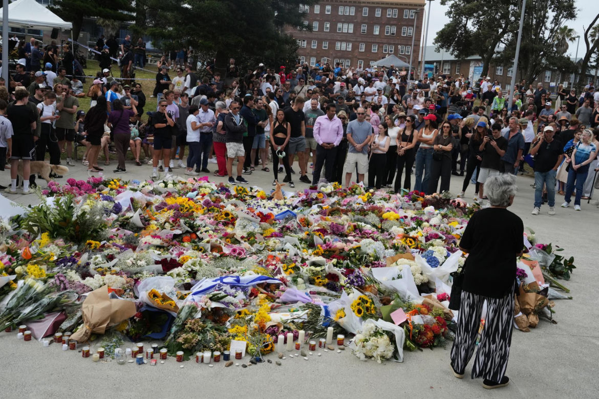 Premier Australii Anthony Albanese zaproponował w poniedziałek zaostrzenie przepisów dotyczących broni palnej po strzelaninie, która miała miejsce w niedzielę na popularnej plaży Bondi w Sydney. Zginęło w niej co najmniej 15 osób.