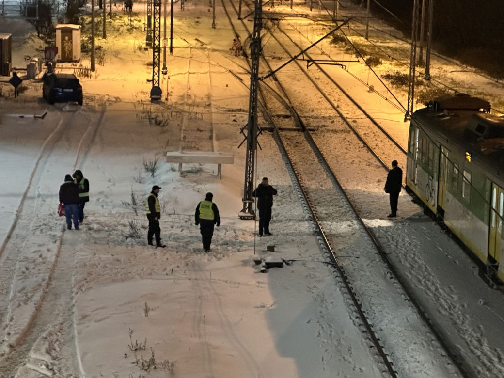 Warszawa: Pieszy wpadł pod pociąg na Targówku! Pilna akcja służb na ul. Naczelnikowskiej