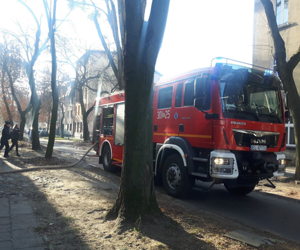 Pożar wybuchł w jednym z mieszkań w budynku przy ul. Gnieźnieńskiej przed godz. 9