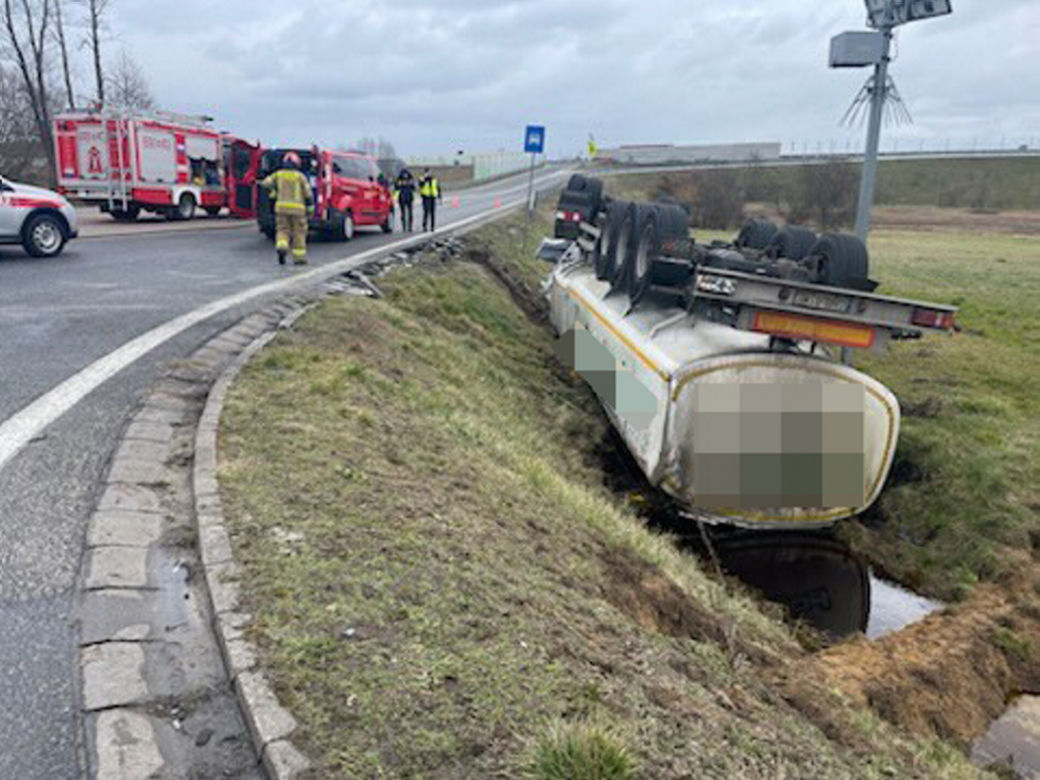 Cysterna roztrzaskała się pod Wyszkowem! Samochód na dachu, pilna akcja służb
