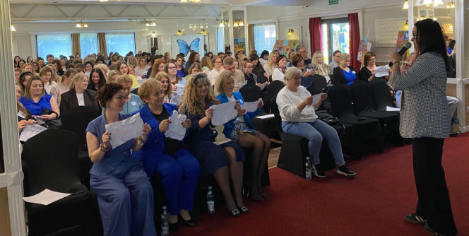 Świat Niebieskich Motyli w Starachowicach. Jak IV Ogólnopolska Konferencja zmienia rzeczywistość osób w spektrum autyzmu