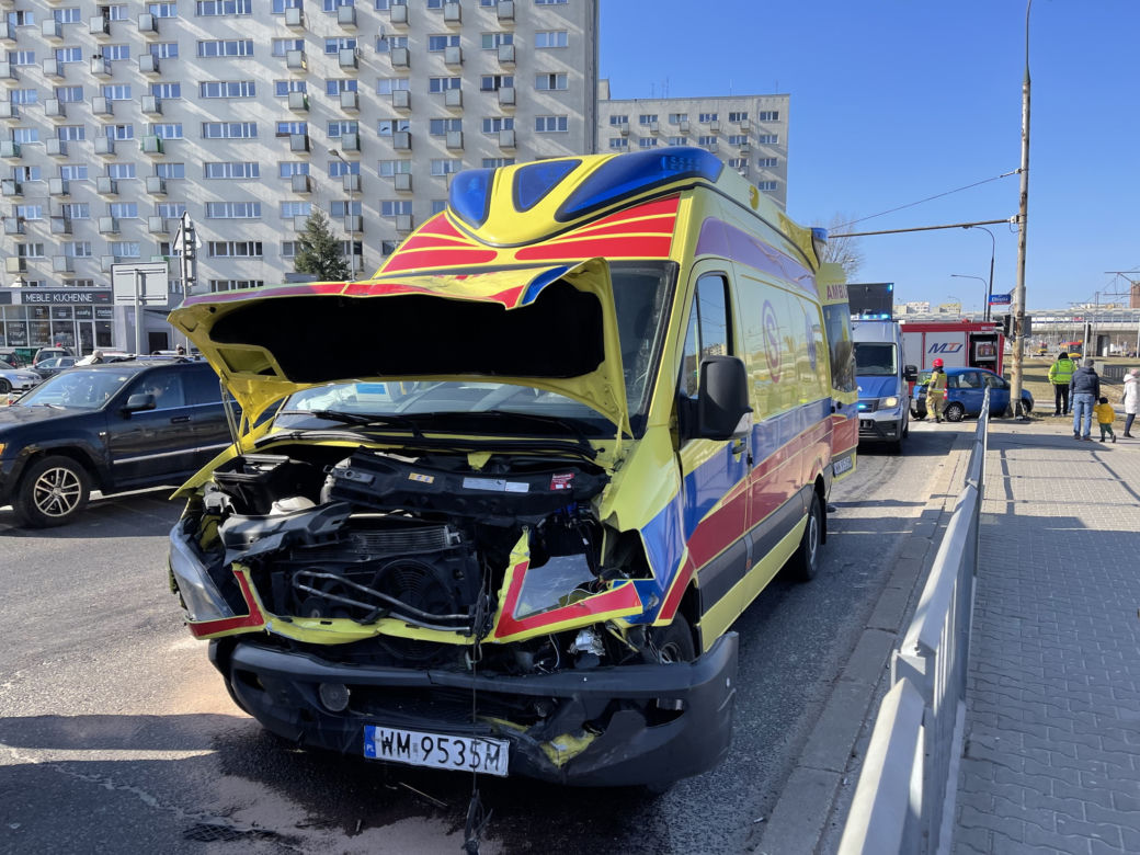 Karetka na sygnale rąbnęła w małego fiata. Wypadek na Żoliborzu 