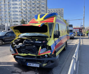 Karetka na sygnale rąbnęła w małego fiata. Wypadek na Żoliborzu 