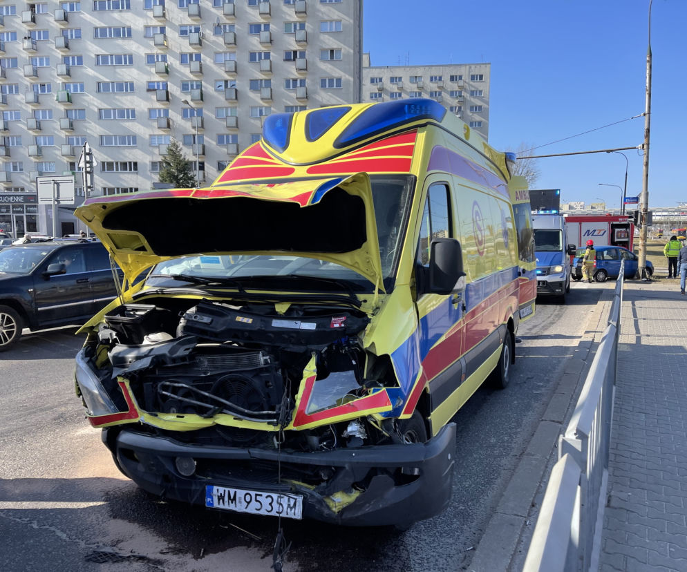 Karetka na sygnale rąbnęła w małego fiata. Wypadek na Żoliborzu 