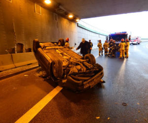 Wypadek tuż przy POW! Kierowca odbił się od barierek 