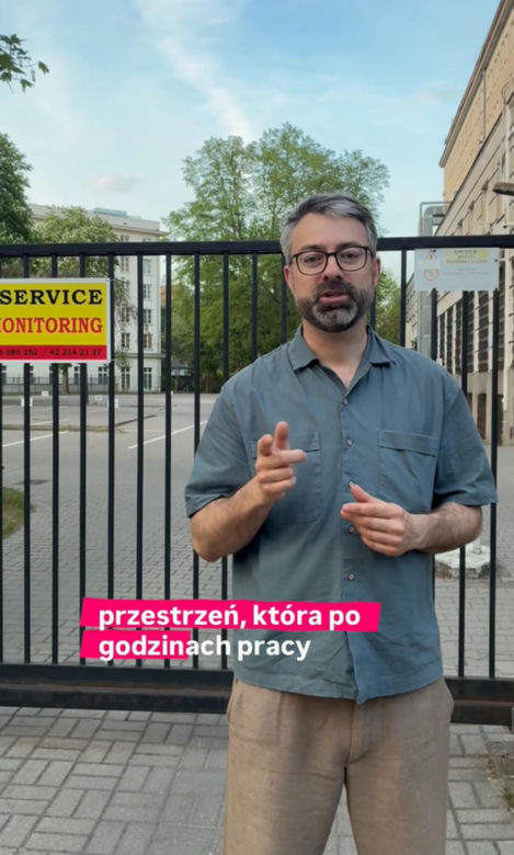 Radny chce oddać mieszkańcom parking przed urzędem dzielnicy. „Więcej szkody niż pożytku”