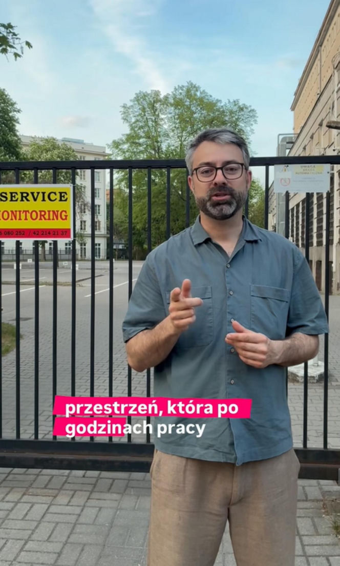 Radny chce oddać mieszkańcom parking przed urzędem dzielnicy. „Więcej szkody niż pożytku”