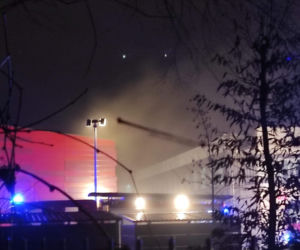 Kraków: Poteżny pożar archiwum Urzędu Miasta. Płoną dwie duże hale przy ulicy Na Załęczu. Akcja trwa [ZDJĘCIA]