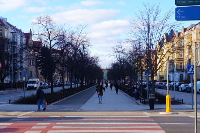 Zniszczony bruk na Al. Jana Pawła II w Sczecinie