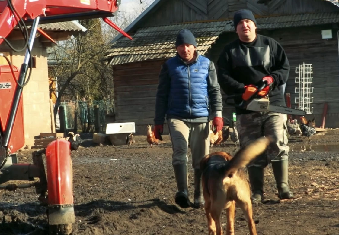 Rolnicy. Podlasie. Andrzej: "To wszystko poobcinaj! Na łyso zrób!". Porządkowanie podwórka w Plutyczach