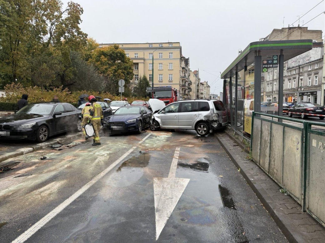 Chwile grozy na przystanku w Poznaniu. Samochód wjechał w wiatę, ludzie byli tuż obok