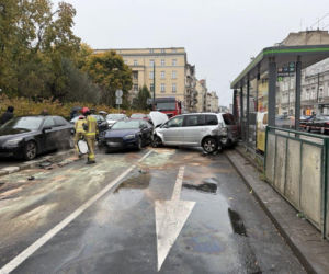 Chwile grozy na przystanku w Poznaniu. Samochód wjechał w wiatę, ludzie byli tuż obok