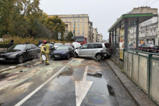Chwile grozy na przystanku w Poznaniu. Samochód wjechał w wiatę, ludzie byli tuż obok