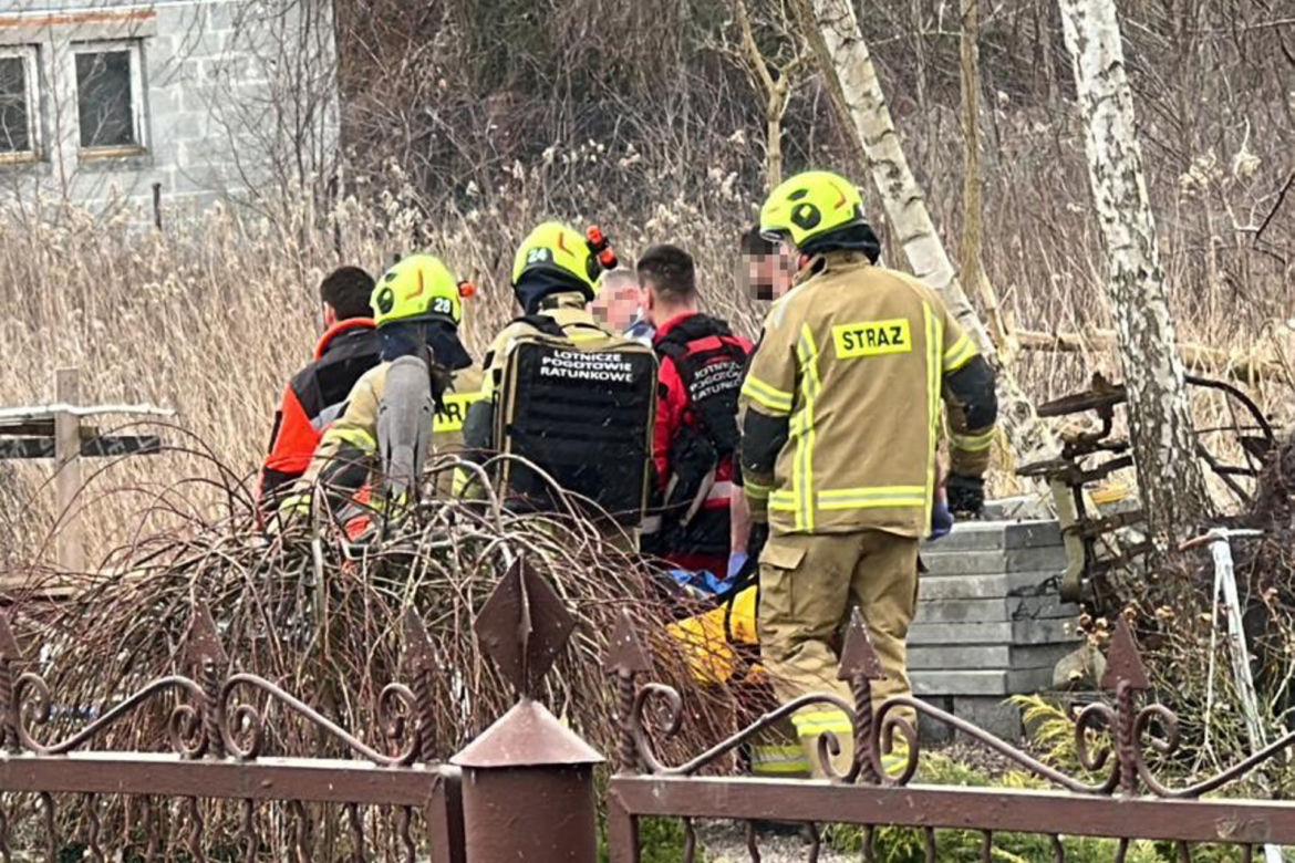 Dramatyczny wypadek pod prysznicem. Kobiecie musiała pomóc straż. Ewakuował ją śmigłowiec