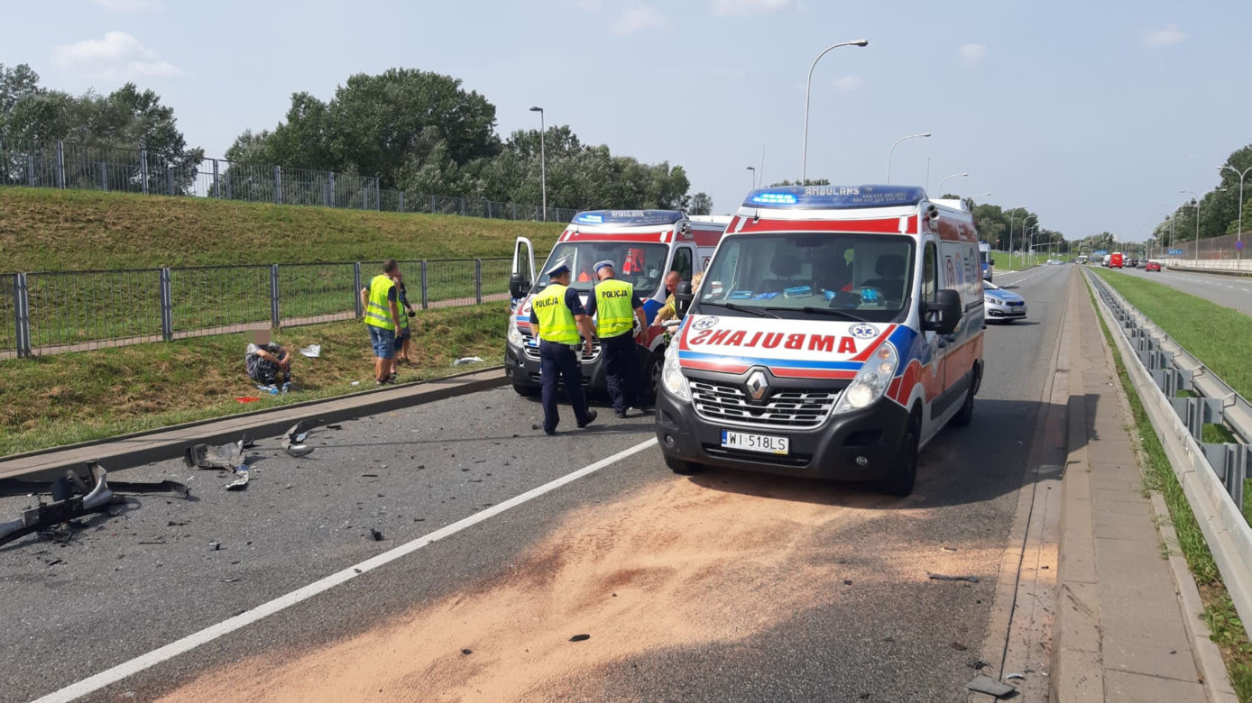 Trzy auta zderzyły się na Wale Miedzeszyńskim w Warszawie. Kierująca peugeotem była pijana. Trzy osoby w szpitalu