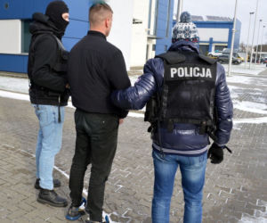 Płock. Nalot policji na dziuplę! Mieszkaniec Podolszyc odzyska nissana [ZDJĘCIA]