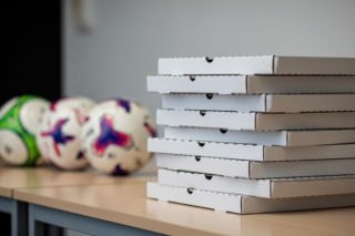 Donald Tusk spełnił obietnicę. Jaki prezent dostali młodzi piłkarze?