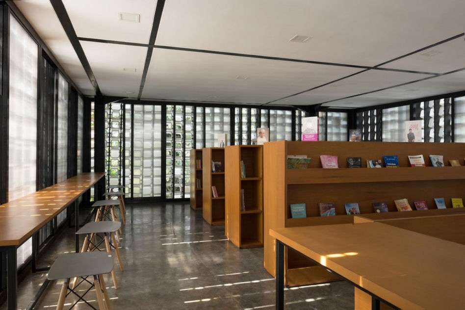 Recykling w architekturze. Elewację tej biblioteki wykonano z pudełek po lodach