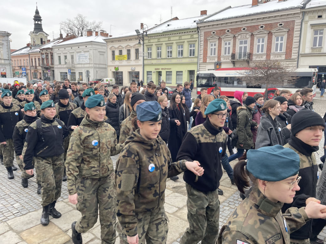 Maturzyści zatańczyli na Rynku poloneza