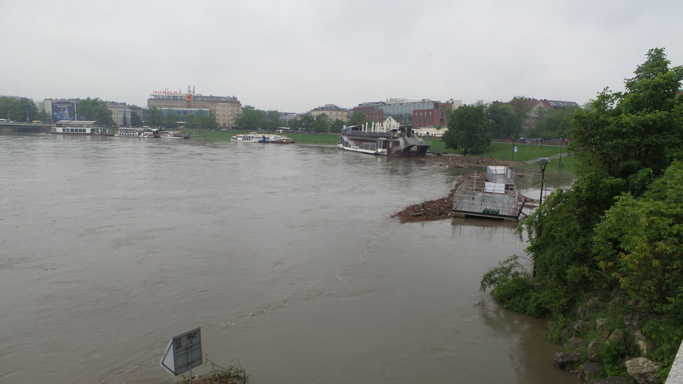 Powódź w Krakowie 24.05.2019: Fala kulminacyjna na Wiśle: zalane bulwary, "okropny widok"