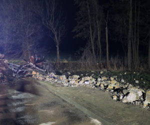 Z ogromną siłą wjechał w przystanek. 19-latek nie miał szans!