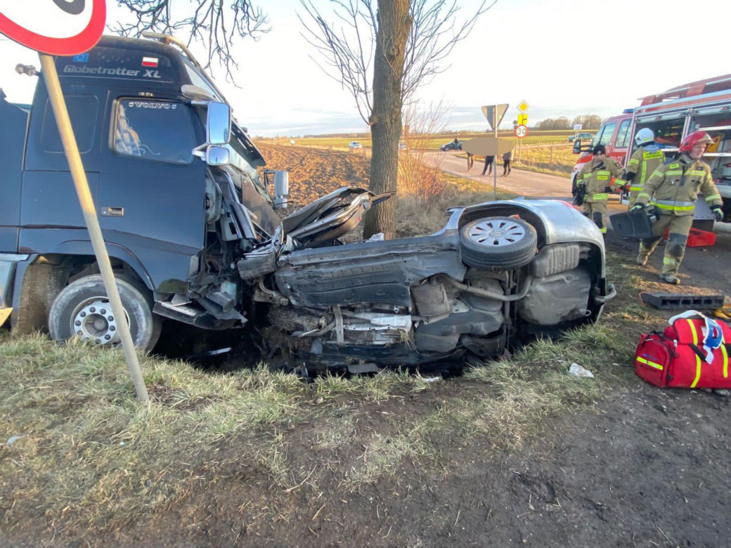 Horror w Golanach. Czołowe zderzenie ciężarówki i audi. Nie żyje kierowca osobówki