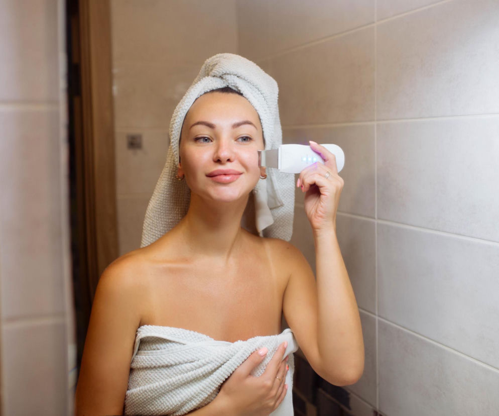 Peeling kawitacyjny w domowym zaciszu. Na co uważać, korzystając z ultradźwięków na własną rękę?