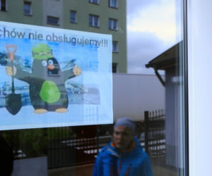 Bogatynia. Kartka na drzwiech z napisem   Czechow nie obslugujemy 
