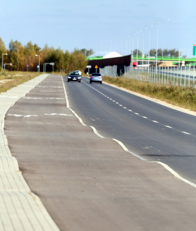 Droga dla rowerów, po której nie da się jeździć!? Kuriozalna sytuacja pod Warszawą