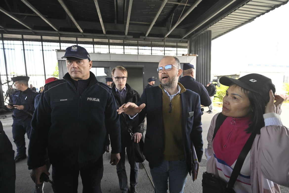 Komornicy na Modlińskiej. Nerwowe starcie przy hali na Białołęce. Ostry konflikt kupców z zarządcą hali